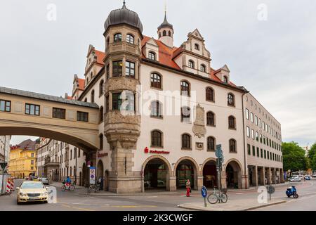 Monaco di Baviera, Germania - 4 luglio 2011 : Stadtsparkasse Monaco di Baviera. Edificio della Banca di risparmio di vecchio stile in un prominente angolo della strada. Foto Stock