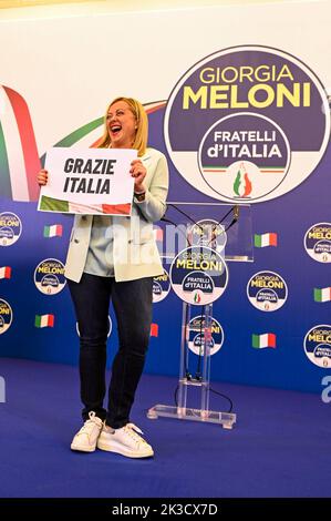 Italia, Roma, 26 settembre 2022 : elezioni politiche 2022 Vittoria del partito Fratelli d'Italia. Nella foto la leader Giorgia Meloni esulta per la vittoria del suo partito. Foto © Francesco Iovine/Sintesi/Alamy Live News Foto Stock