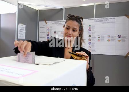 Italia, Regione Toscana, Arezzo, 25 settembre 2022 : elezione politica 2022. Postazione di polling durante la votazione. Foto © Daiano Cristini/Sintesi/Alamy Live News Foto Stock