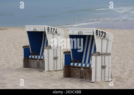 Sedie in vimini con tetto blu e bianco sulla spiaggia di Rantum sull'isola di Sylt Foto Stock