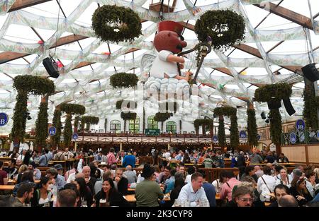 Monaco, Germania. 26th Set, 2022. Gli ospiti festeggiano nel Hofbräuzelt. Il Wiesn si svolgerà dal 17 settembre al 3 ottobre 2022. Credit: Felix Hörhager/dpa/Alamy Live News Foto Stock