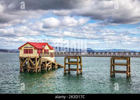 La Stazione di Mumbles Lifeboat la Vecchia Stazione di Mumbles vicino Swansea e sulla penisola di Gower è entrambe. Sbattendo nel mare di Swansea Ba Foto Stock