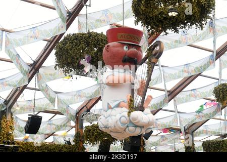 Monaco, Germania. 26th Set, 2022. La figura di Aloisio è appesa al soffitto del Hofbräuzelt. Il Wiesn si svolge dal 17 settembre al 3 ottobre 2022. Credit: Felix Hörhager/dpa/Alamy Live News Foto Stock