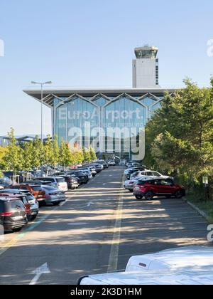 Basilea, Svizzera - 22 settembre 2022: Vista di più auto a noleggio e edificio principale dell'EuroAirport Basilea-Mulhouse-Friburgo hub aeroportuale internazionale in Germania Francia e Svizzera Foto Stock