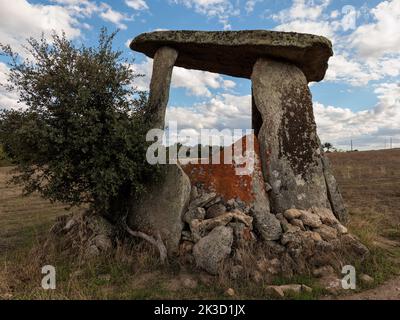 Antico dolmen preistorico. Anta da Melrisca vicino a Castelo de vide. Portogallo. Foto Stock