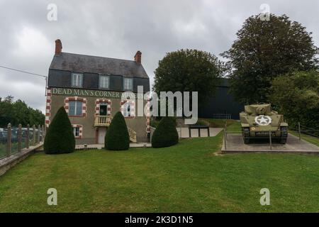 Dead Man's Corner con Museo e carro armato, Museo della Guerra Mondiale 2 a Saint come du Mont, Francia Foto Stock