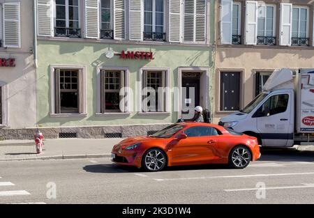 Strasburgo, Francia - 21 settembre 2022: Vista laterale di rosso brillante lpine dipinto auto A110 nella città di Frnech - un posteriore medio-motore, trazione posteriore auto sportiva introdotta dal costruttore francese di automobili Alpine Foto Stock