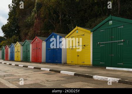 Capanne da spiaggia di colore primario in una fila Foto Stock