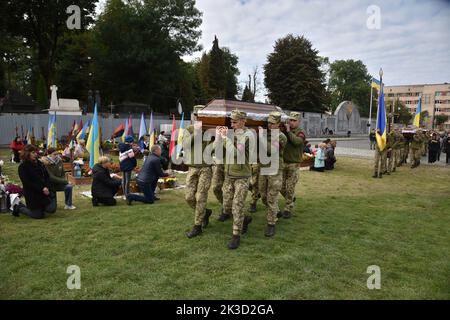 Lviv, Ucraina. 24th Set, 2022. I soldati trasportano le bare durante i funerali dei soldati ucraini Artem Tolochko, Mykola Panchenko e Yuriy Popov, che sono morti come conseguenza dell'invasione militare russa dell'Ucraina. I soldati ucraini Artem Tolochko, Mykola Panchenko e Yuriy Popov, uccisi dalle truppe di occupazione russe, furono sepolti a Lviv. Il 24 febbraio 2022, la Russia invase il territorio dell'Ucraina e iniziò una guerra su vasta scala. Credit: SOPA Images Limited/Alamy Live News Foto Stock