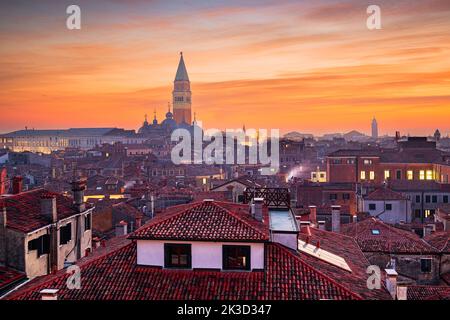 Venezia, skyline sul tetto in Italia e monumenti storici al tramonto. Foto Stock