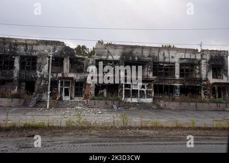 TSYRKUNY, UCRAINA - 24 SETTEMBRE 2022 - Un supermercato bruciato è illustrato nel villaggio di Tsyrkuny, regione di Kharkiv, Ucraina nord-orientale. Foto Stock