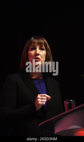 Liverpool, Regno Unito. 24th Set, 2022. Rachel Reeves, cancelliere ombra dello scacchiere del partito LABour che parla alla Conferenza sul lavoro di Liverpool. 2022 Credit: Della Batchelor/Alamy Live News Foto Stock