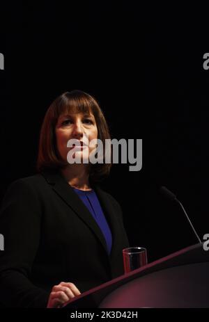 Liverpool, Regno Unito. 24th Set, 2022. Rachel Reeves, cancelliere ombra dello scacchiere del partito LABour che parla alla Conferenza sul lavoro di Liverpool. 2022 Credit: Della Batchelor/Alamy Live News Foto Stock