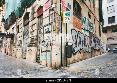 Valencia, Spagna - Settembre 12 2022: Un angolo di strada grungo con graffiti dipinti sul muro in decadenza Foto Stock