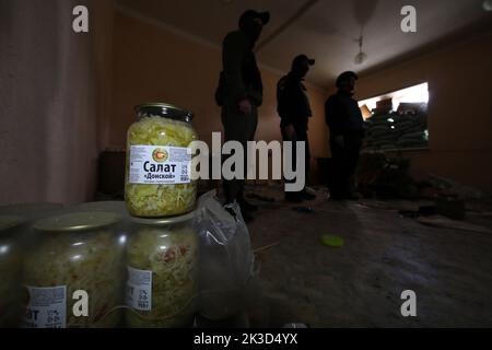 Non esclusiva: LYPTSI, UCRAINA - 24 SETTEMBRE 2022 - vasi di insalata conservata lasciati da invasori russi in fuga sono raffigurati durante il corso Foto Stock