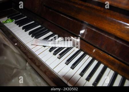 Non esclusiva: LYPTSI, UCRAINA - 24 SETTEMBRE 2022 - Una siringa si trova sulla tastiera di un pianoforte all'interno di un asilo dove gli occupanti russi Foto Stock