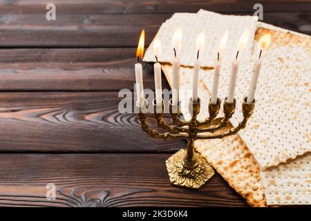 Festa ebraica della Pasqua design banner con vino, matzo su sfondo di legno. Foto Stock