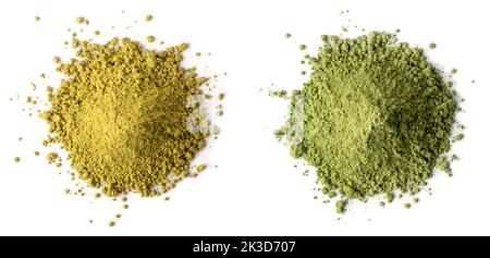 mucchio di henné secca e vera polvere di indaco, l'inerme di lawsonia e la tinctoria di indigofera, erbe naturali isolate su fondo bianco, prelevate dall'alto Foto Stock