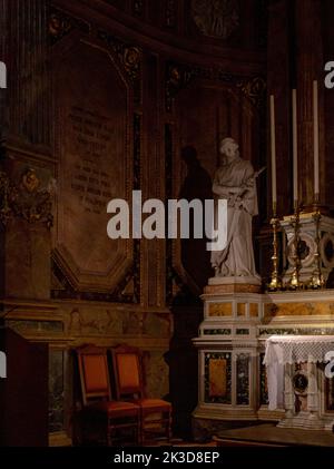 L'interno e la statua presso l'altare l'altare della Cattedrale di Bergamo a Bergamo Foto Stock