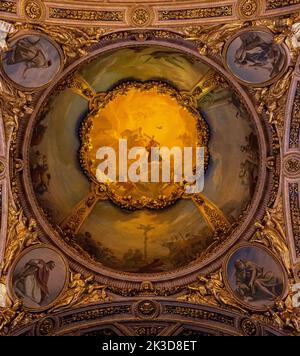 Un basso angolo di ripresa del soffitto affresco del Duomo di Bergamo a Bergamo, Italia Foto Stock