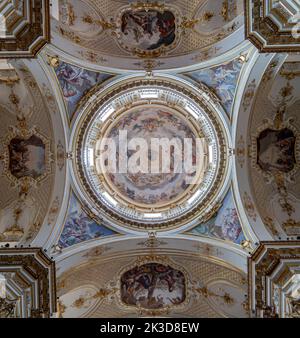 Un basso angolo di ripresa del soffitto affresco del Duomo di Bergamo a Bergamo, Italia Foto Stock