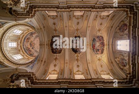 Un basso angolo di ripresa del soffitto affresco del Duomo di Bergamo a Bergamo, Italia Foto Stock