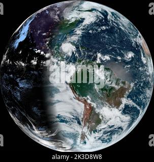 MODIS NOAA, orbita terrestre. 26th Set, 2022. MODIS NOAA, ORBITA TERRESTRE. 26 Settembre 2022. MODIS NOAA, ORBITA TERRESTRE. 26 Settembre 2022. Una visione completa della Terra dell'uragano Ian mentre si muove attraverso Cuba occidentale come una categoria 1 e si prevede che si rafforzerà come si muove nelle acque calde del Golfo del Messico come visto dal satellite GEOS NOAA, 26 settembre 2022 in Earth Orbit. Credit: Planetpix/Alamy Live News Foto Stock