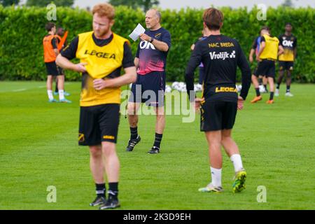 ZUNDERT, PAESI BASSI - GIUGNO 27: Allenatore Robert Molenaar di NAC Breda durante la prima stagione di addestramento 2022/2023 di NAC Breda al Midglas Trainingscentrum il 27 giugno 2022 a Zundert, Paesi Bassi. (Foto di Joris Verwijst/Orange Pictures) Foto Stock