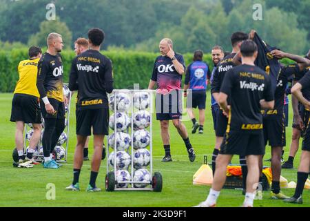 ZUNDERT, PAESI BASSI - GIUGNO 27: Allenatore Robert Molenaar di NAC Breda durante la prima stagione di addestramento 2022/2023 di NAC Breda al Midglas Trainingscentrum il 27 giugno 2022 a Zundert, Paesi Bassi. (Foto di Joris Verwijst/Orange Pictures) Foto Stock