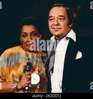 Star im Studio, ARD Musiksendung, Deutschland, 1978, Bild: Carmen McRae, Amerikanische Jazz-Sängerin und Musiker Paul Kuhn. Star im Studio, spettacolo di musica TV, Germania, 1978, foto: La cantante jazz americana Carmen McRae e il musicista e pianista tedesco Paul Kuhn. Foto Stock