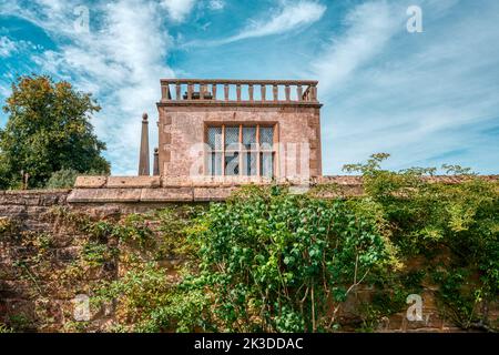 Old Hall dal giardino murato a Hardwick Hall, National Trust, Derbyshire, Regno Unito Foto Stock