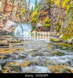 Cascata lungo tenderfoot creek nel piccolo belt le montagne vicino al bianco delle molle di zolfo, montana Foto Stock