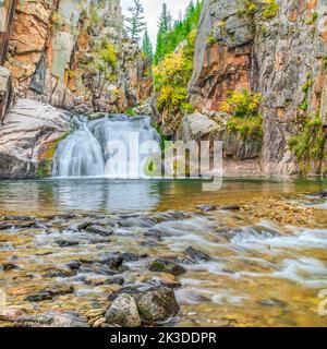 Cascata lungo tenderfoot creek nel piccolo belt le montagne vicino al bianco delle molle di zolfo, montana Foto Stock