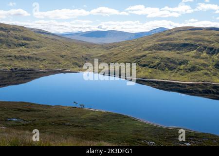 lago a munro Sgurr Eilde Mor negli altopiani della Scozia Foto Stock