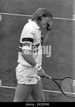 Tennisspieler Boris Becker ärgert sich in einem Spiel, Ende 1980er Jahre - Fotobuch Band 1 von 2012: PROmi- Porträts fotografiert von Hartwig 'Valdi' Valdmanis Foto Stock