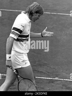 Tennisspieler Boris Becker ärgert sich in einem Spiel, Ende 1980er Jahre - Fotobuch Band 1 von 2012: PROmi- Porträts fotografiert von Hartwig 'Valdi' Valdmanis Foto Stock