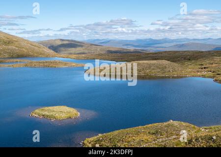 lago a munro Sgurr Eilde Mor negli altopiani della Scozia Foto Stock