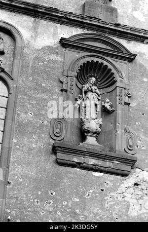 Muschelnische mit Madonna auf Wolken und Mondsichel an der St. Salvator-Basilika in Prüm in der Eifel, 1952. Nicchia conchiglia con una Madonna sulle nuvole e una luna crescente nella Basilica di Prüm a Prüm, nella regione di Eifel, 1952. Foto Stock