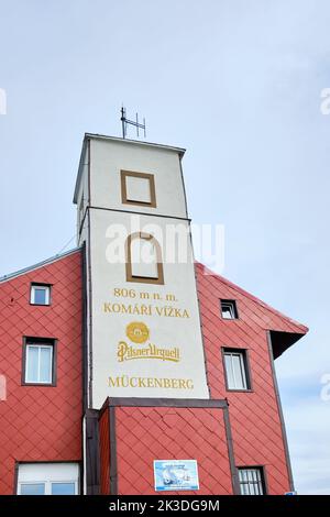 Horni Krupka, Ustecky kraj, Repubblica Ceca, Europa, agosto 9, 2019: La torre panoramica di Komari vizka sulla collina di Komari hurka è una destinazione popolare. Foto Stock