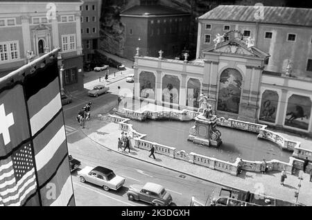 Die Pferdeschwemme am Herbert-von-Karajan-Platz a Salisburgo, circa 1960. Fontana Pferdeschwemme in Piazza Herbert von Karajan a Salisburgo, intorno al 1960. Foto Stock