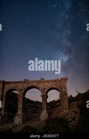 L'antica città di Ariassos, la porta della città in una notte in cui la Via Lattea è visibile Foto Stock