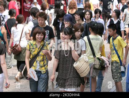 TOKYO, GIAPPONE-LUGLIO 05: Giovani ragazze felici non identificate nella folla in Harajuku Street. 05,2008 luglio a Tokyo, Giappone Foto Stock
