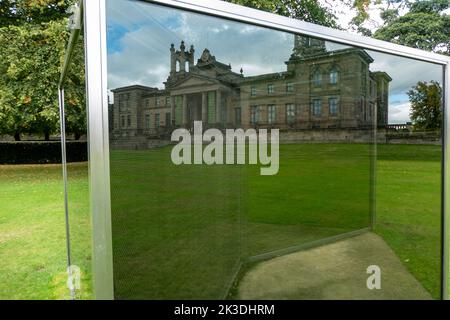 Due parallelogrammi a specchio a due vie di Dan Graham nel giardino della Scottish National Gallery of Modern Art di Edimburgo, Scozia Foto Stock