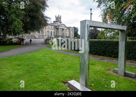 Porta di William Turnbull nel giardino della Scottish National Gallery of Modern Art di Edimburgo, Scozia Foto Stock
