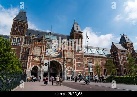 Amsterdam, Paesi Bassi - 7 maggio 2022: Rijksmuseum (museo nazionale dello stato), una popolare destinazione turistica di Amsterdam. B giorno luminoso d'estate Foto Stock