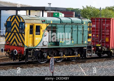 Porto shunter diesel di classe 08 di Felixstowe Suffolk UK Foto Stock