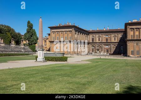 Vista sulle maestose facciate del cortile rinascimentale di Palazzo Pitti, dal Giardino di Boboli nel centro di Firenze. Foto Stock