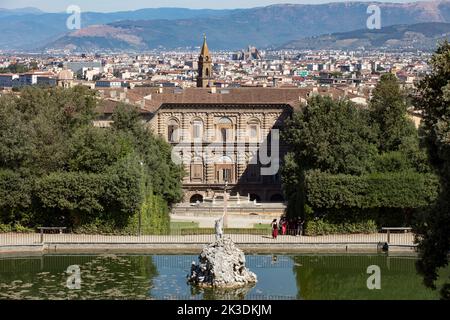 Vista classica dalla cima del Giardino di Boboli verso Palazzo Pitti e sul centro di Firenze verso le colline circostanti. Foto Stock