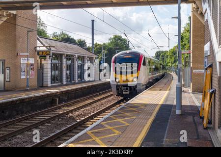 Un treno Greater Anglia alla stazione di Audley End in direzione Cambridge Foto Stock