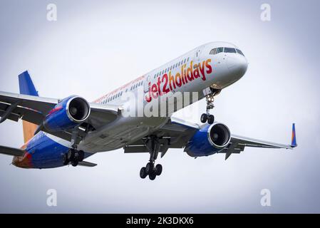 Jet2 G-LSAN Jet2 Holidays Boeing 757-2K2 atterrando all'aeroporto di Manchester. Foto Stock